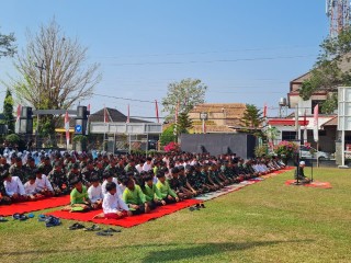 Sikapi Musim Kemarau, TNI dan Murid MIN 1 Sukoharjo Gelar Sholat Istisqa di Kodim 0726