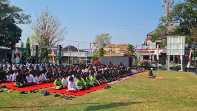 Sikapi Musim Kemarau, TNI dan Murid MIN 1 Sukoharjo Gelar Sholat Istisqa di Kodim 0726