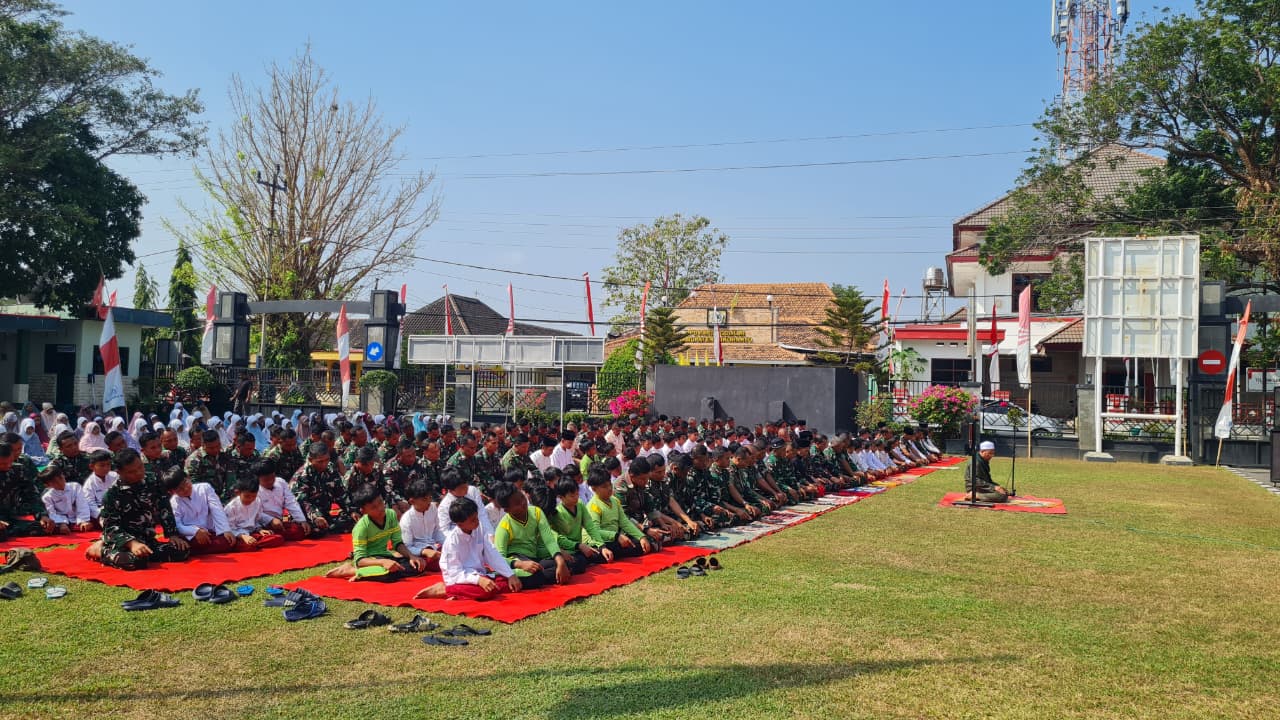 Sikapi Musim Kemarau, TNI dan Murid MIN 1 Sukoharjo Gelar Sholat Istisqa di Kodim 0726